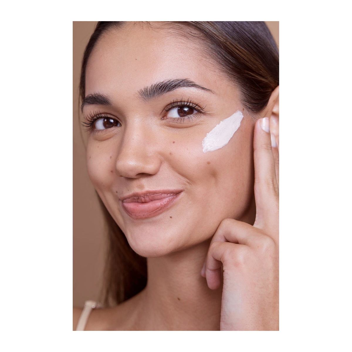Natio Soft Focus Pore Perfecting Primer16g shown in use