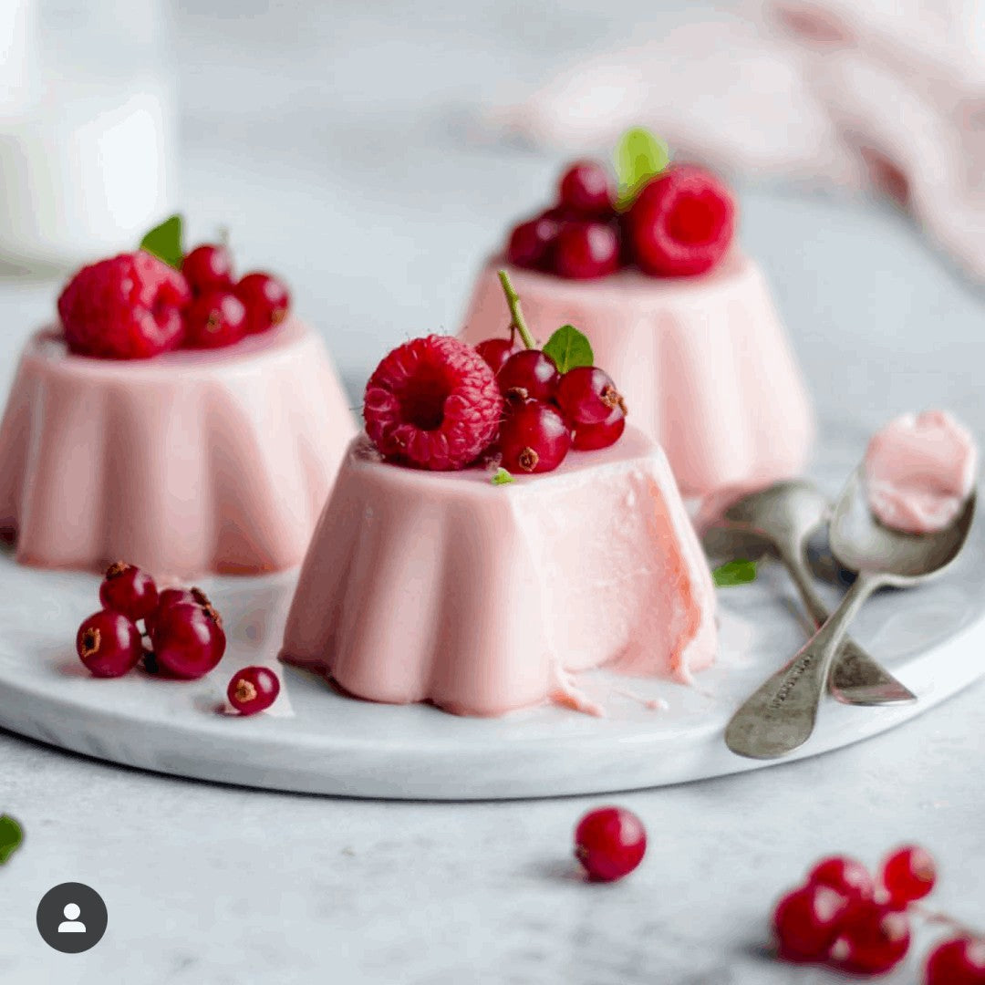 Raspberry panna cotta set with agar