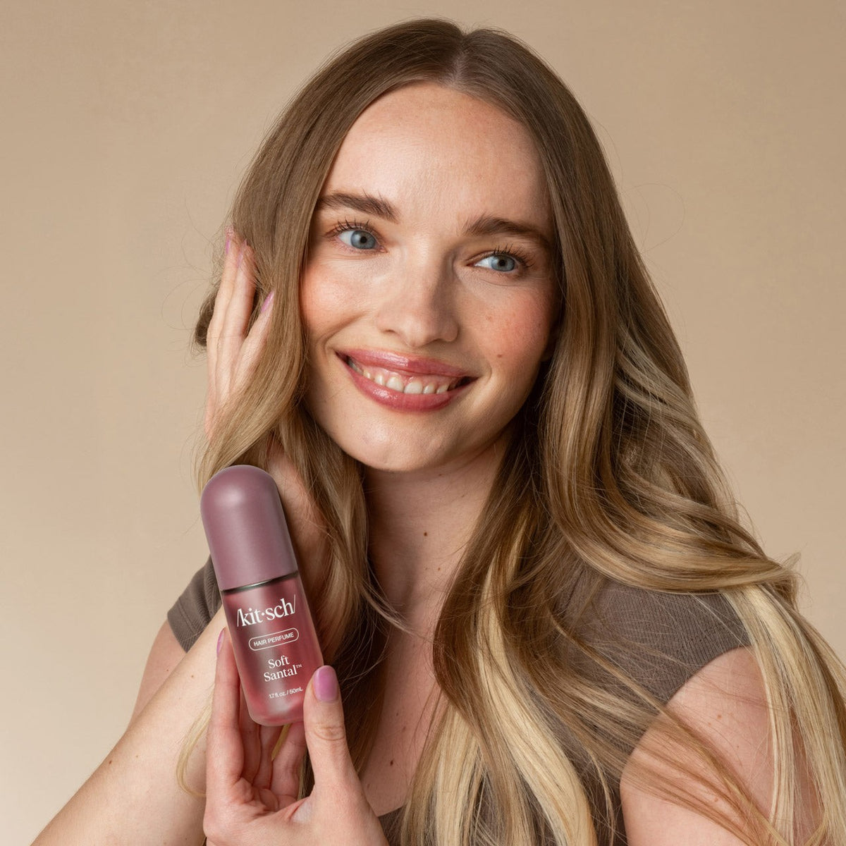Woman holding the Kitsch Soft Santal mist