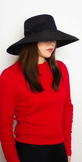 female model wearing Ladies Hat Bermuda Black