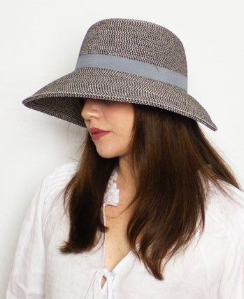 Lady wearing the Ladies Hat Visor Aubrey in grey