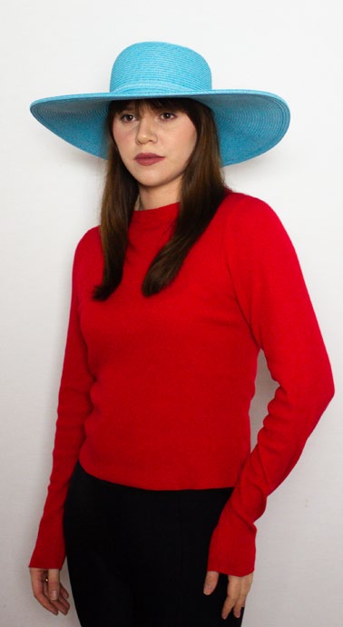 Female model wearing the Yasmin hat in aqua