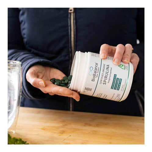 Image of Spirulina Organic 500tab poured into hand